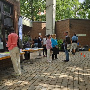 Bild vom Kick-Off "Unser Quartier – gesund und aktiv" mit Bürgermeister, Stadtvorsteherin und VHS-Leitung aus Neu-Isenburg